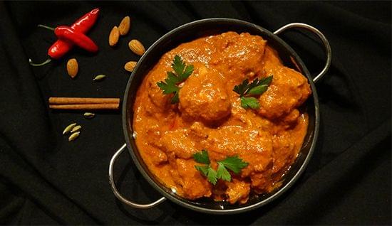 Basil Herb Crushed Chicken Tikka with Tomato Makhni Sauce